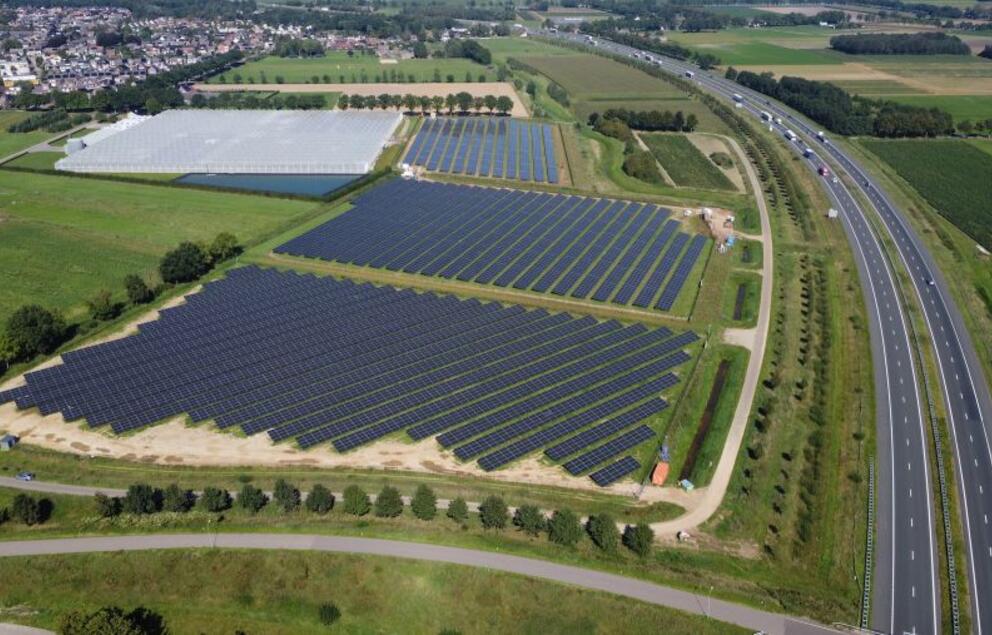 luchtfoto zonnepark reuver