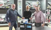 Exide Technologies ja LIQUI MOLY Dynavolt Intact GP Team vahvistavat yhteistyötään uudella kolmivuotisella sopimuksella, vasemmalta oikealle: Stefan Seifert (Exide Technologies), Stefan Keckeisen (LIQUI MOLY Dynavolt Intact GP), John Lees (Exide Technologies).