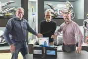 Exide Technologies e LIQUI MOLY Dynavolt Intact GP Team rafforzano la partnership con un nuovo accordo triennale, da sinistra a destra: Stefan Seifert (Exide Technologies), Stefan Keckeisen (LIQUI MOLY Dynavolt Intact GP), John Lees (Exide Technologies).